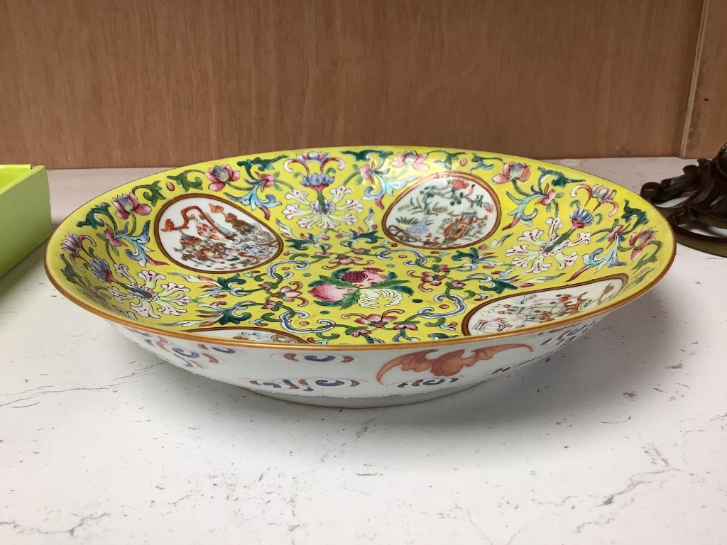 A Chinese yellow ground medallion saucer dish, Jiaqing mark, 19th century, diameter 20cm